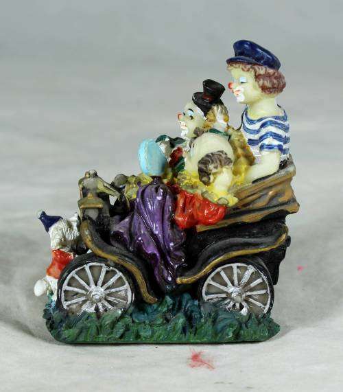 CLOWNS ON A JOLLY RIDE IN A VINTAGE CAR (BISUTERIA MALI)