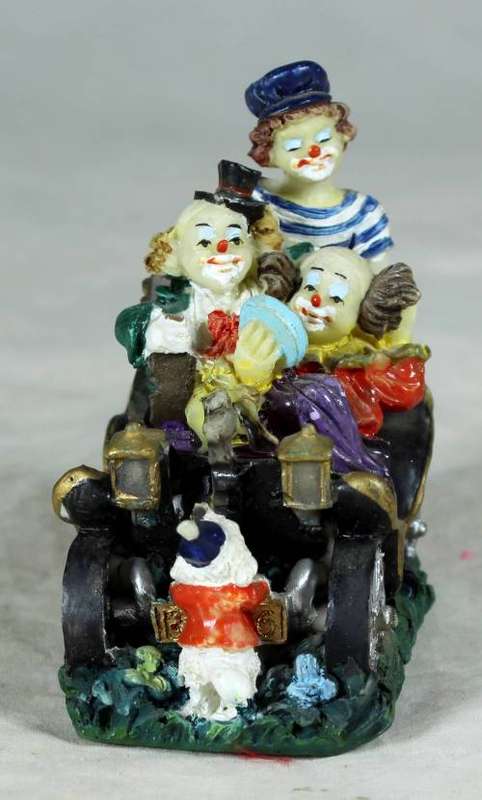CLOWNS ON A JOLLY RIDE IN A VINTAGE CAR (BISUTERIA MALI)
