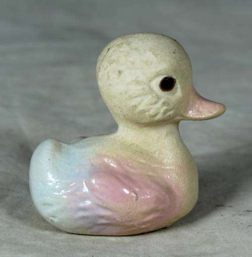 SMALL CERAMIC BABY DUCK  - BID NOW!!