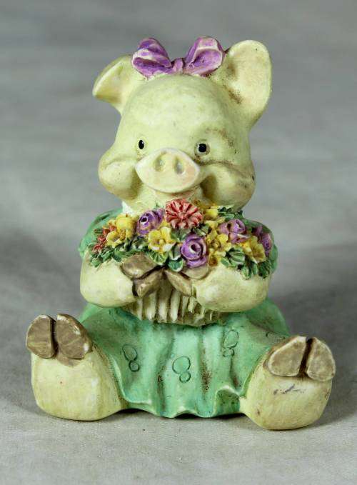 SMALL MOLDED PIGLET WITH A BUNCH OF FLOWERS - BID NOW!!