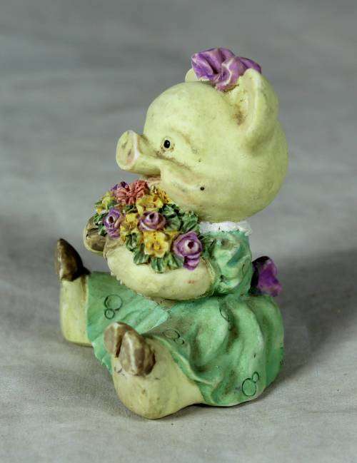 SMALL MOLDED PIGLET WITH A BUNCH OF FLOWERS - BID NOW!!