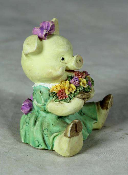 SMALL MOLDED PIGLET WITH A BUNCH OF FLOWERS - BID NOW!!