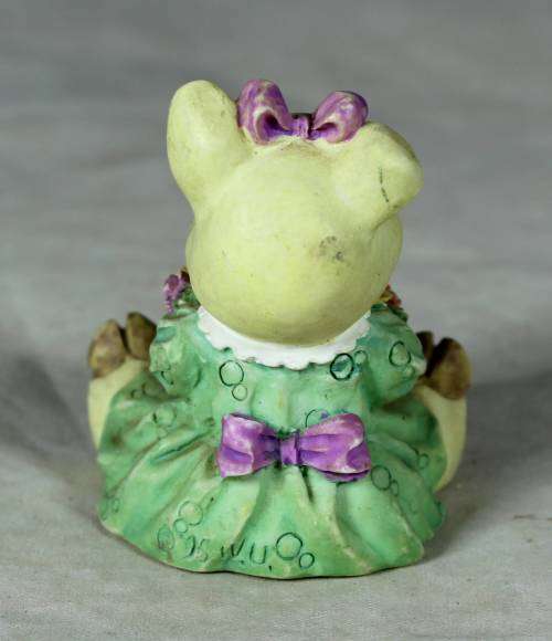 SMALL MOLDED PIGLET WITH A BUNCH OF FLOWERS - BID NOW!!