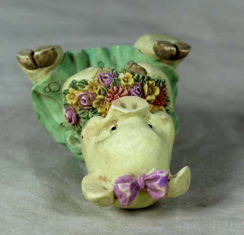 SMALL MOLDED PIGLET WITH A BUNCH OF FLOWERS - BID NOW!!