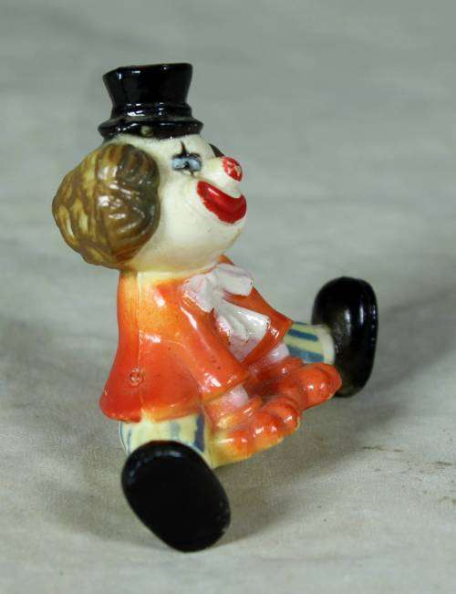 MOLDED ORANGE CLOWN SITTING - BID NOW!!