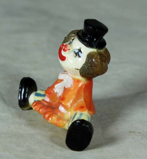 MOLDED ORANGE CLOWN SITTING - BID NOW!!