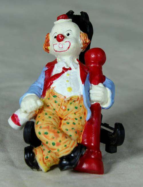 MOLDED CLOWN FRIDGE MAGNET HOLDING ONTO A LAMP POST - BID NOW!!