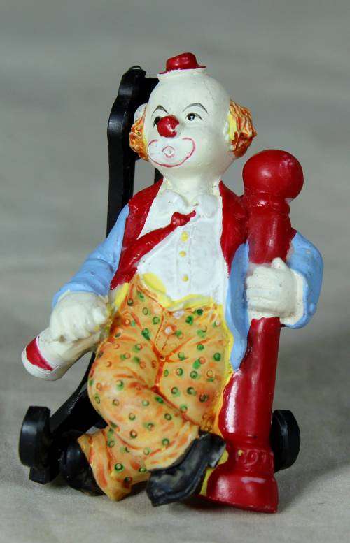 MOLDED CLOWN FRIDGE MAGNET HOLDING ONTO A LAMP POST & A BOTTLE - BID NOW!!