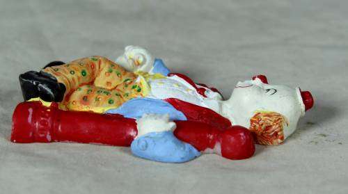 MOLDED CLOWN FRIDGE MAGNET HOLDING ONTO A LAMP POST & A BOTTLE - BID NOW!!