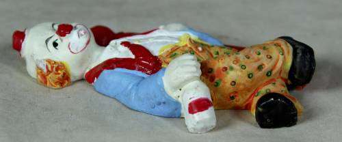 MOLDED CLOWN FRIDGE MAGNET HOLDING ONTO A LAMP POST & A BOTTLE - BID NOW!!
