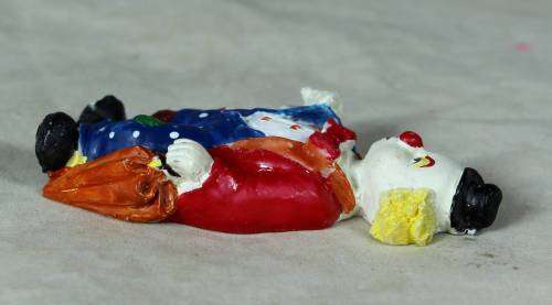 MOLDED CLOWN HOLDING AN UMBRELLA - BID NOW!!