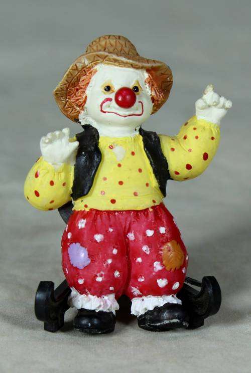 MOLDED CLOWN FRIDGE MAGNET IN A STRAW HAT - BID NOW!!
