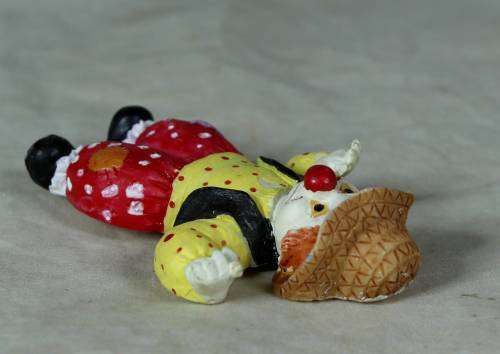 MOLDED CLOWN FRIDGE MAGNET IN A STRAW HAT - BID NOW!!