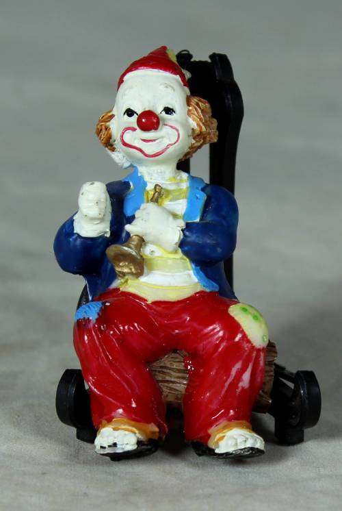 MOLDED CLOWN FRIDGE MAGNET SITTING ON A LOG - BID NOW!!