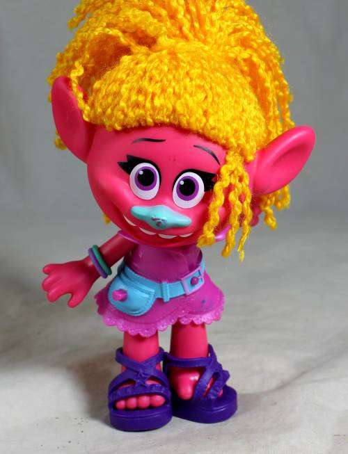 Zelf dressed in pink with yellow hair