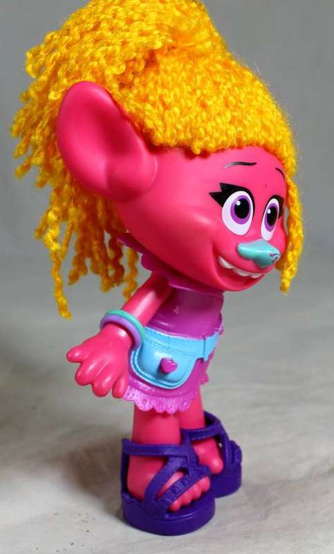 Zelf dressed in pink with yellow hair