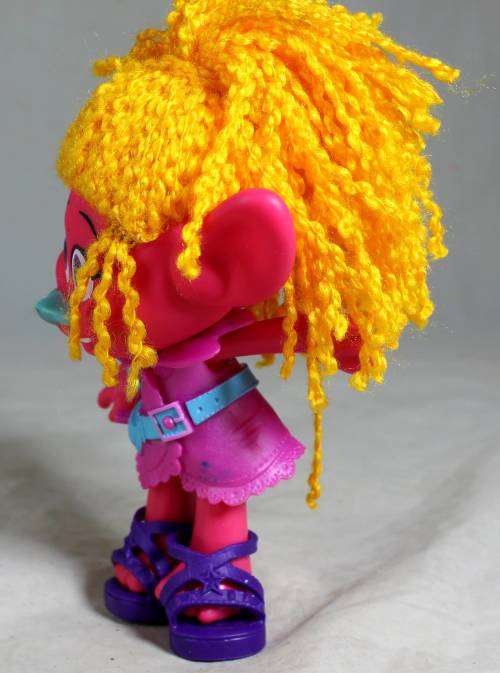 Zelf dressed in pink with yellow hair