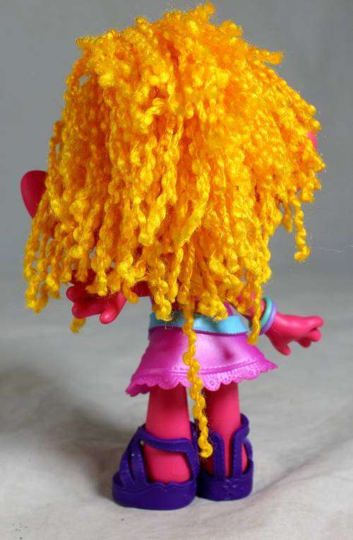 Zelf dressed in pink with yellow hair