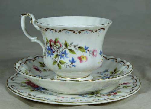 ROYAL ALBERT JUBILEE ROSE TRIO (ELEGANT) - BID NOW!!