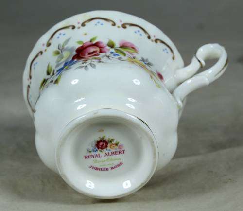 ROYAL ALBERT JUBILEE ROSE TRIO (ELEGANT) - BID NOW!!