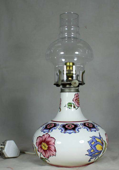 Jones & Middleton Burslem parafin style table lamp