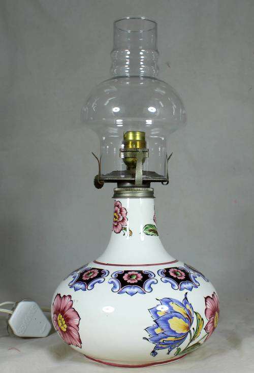 Jones & Middleton Burslem parafin style table lamp