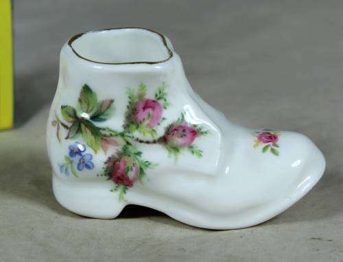 ROYAL ALBERT MOSS ROSE MINIATURE SHOE (STUNNING)-BID NOW!!
