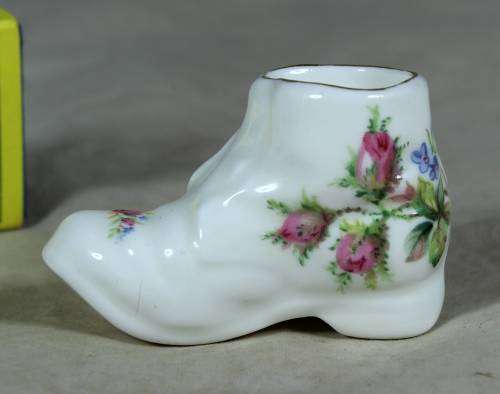 ROYAL ALBERT MOSS ROSE MINIATURE SHOE (STUNNING)-BID NOW!!