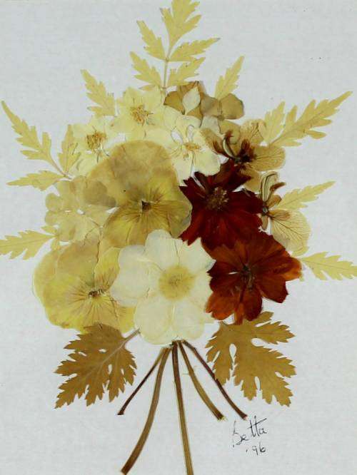 Dried flower arrangement - Signed `Betta` - Beautiful!