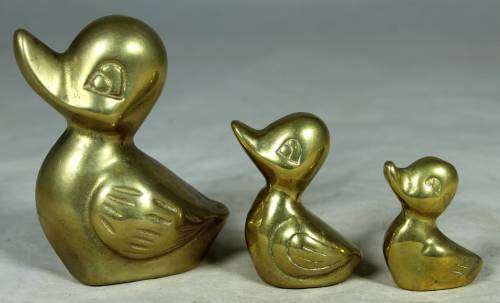 BEAUTIFUL SMALL BRASS DUCK FAMILY-BID NOW!!!