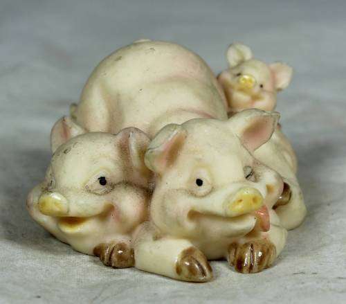 Mother piggy and her babies