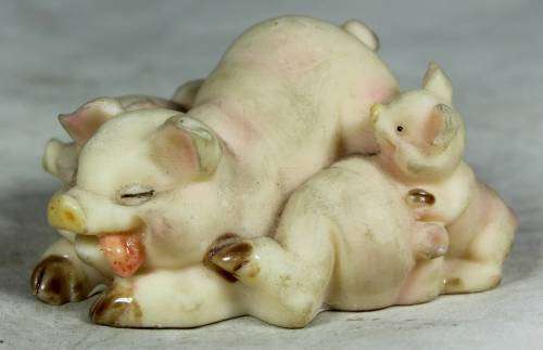 Mother piggy and her babies