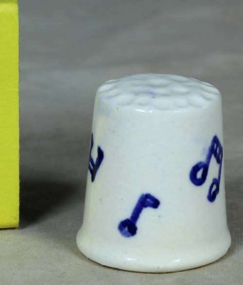 LOVELY PORCELAIN THIMBLE (MUSICAL NOTES) BID NOW!!!