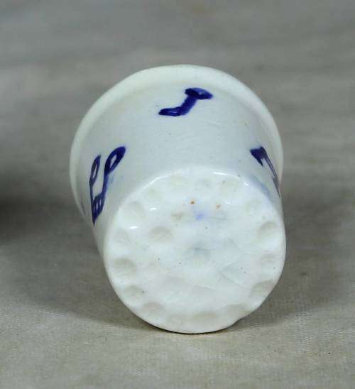 LOVELY PORCELAIN THIMBLE (MUSICAL NOTES) BID NOW!!!