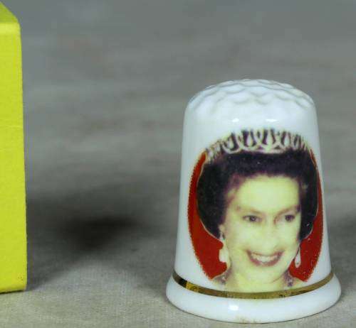 THIMBLE- BONE CHINA GREAT BRITAIN(HER MAJESTY QUEEN ELIZABETH II)