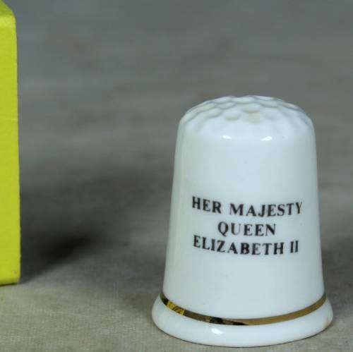 THIMBLE- BONE CHINA GREAT BRITAIN(HER MAJESTY QUEEN ELIZABETH II)