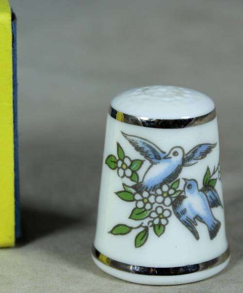 THIMBLE-ROYAL ENGLAND WORCESTER(2 BIRDS ON A BRANCH)BID NOW!