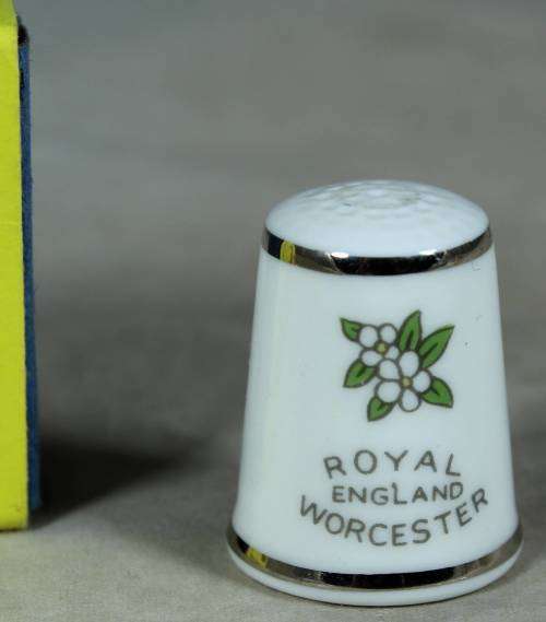 THIMBLE-ROYAL ENGLAND WORCESTER(2 BIRDS ON A BRANCH)BID NOW!