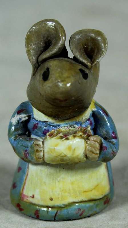 Miniature - Mouse carrying a cake
