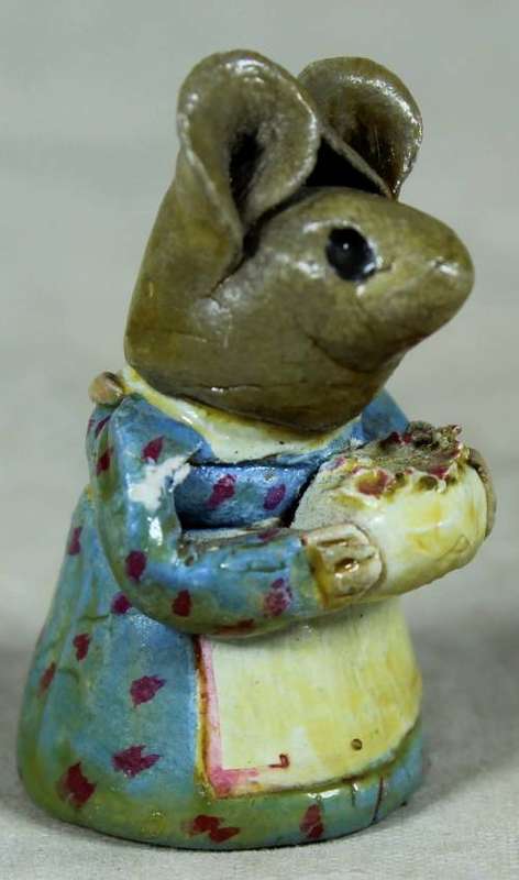 Miniature - Mouse carrying a cake