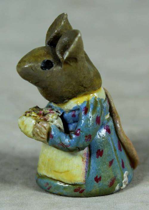 Miniature - Mouse carrying a cake