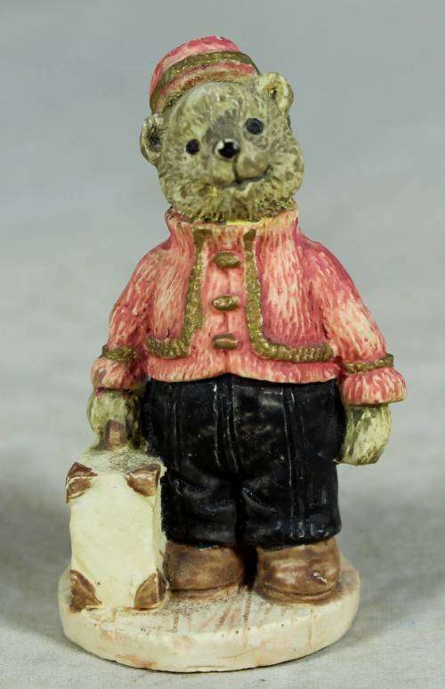 MINIATURE-BEAR WITH A SUITCASE