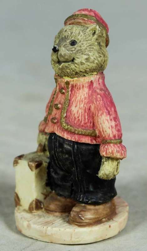 MINIATURE-BEAR WITH A SUITCASE