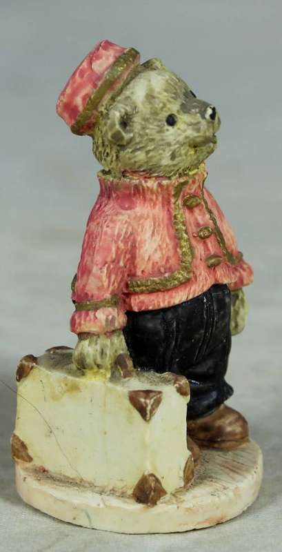 MINIATURE-BEAR WITH A SUITCASE