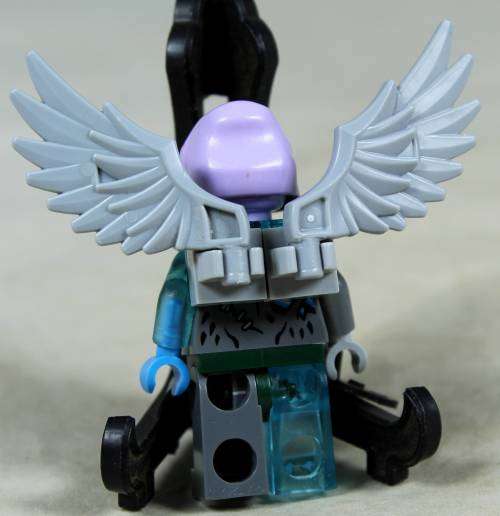 MINIATURE LEGO FIGURINE-VENOM LEGENDS OF CHIMA(TRANSLIGHT BLUE ARMOUR LOC096)BID NOW!!