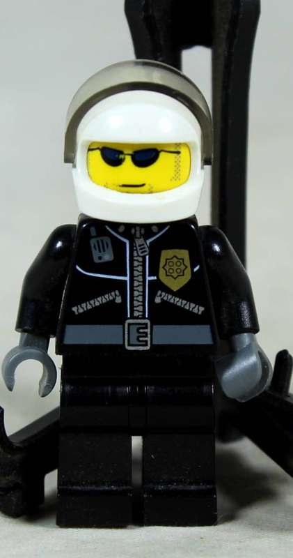Lego mini figurine - Policeman with riot helmet