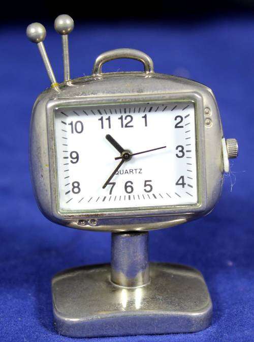 Hachette clock with booklet - Retro television