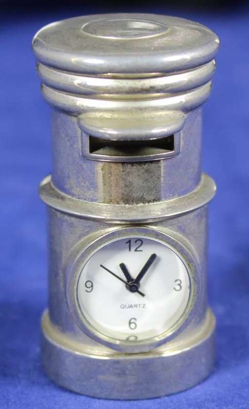Hachette clock with booklet - British Pillar Box