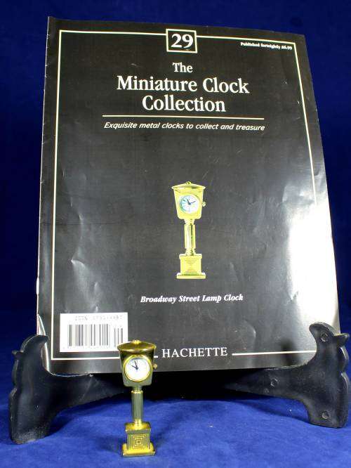 Hachette clock with booklet - Broadway street lamp