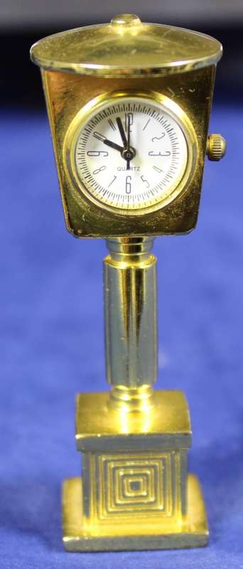 Hachette clock with booklet - Broadway street lamp